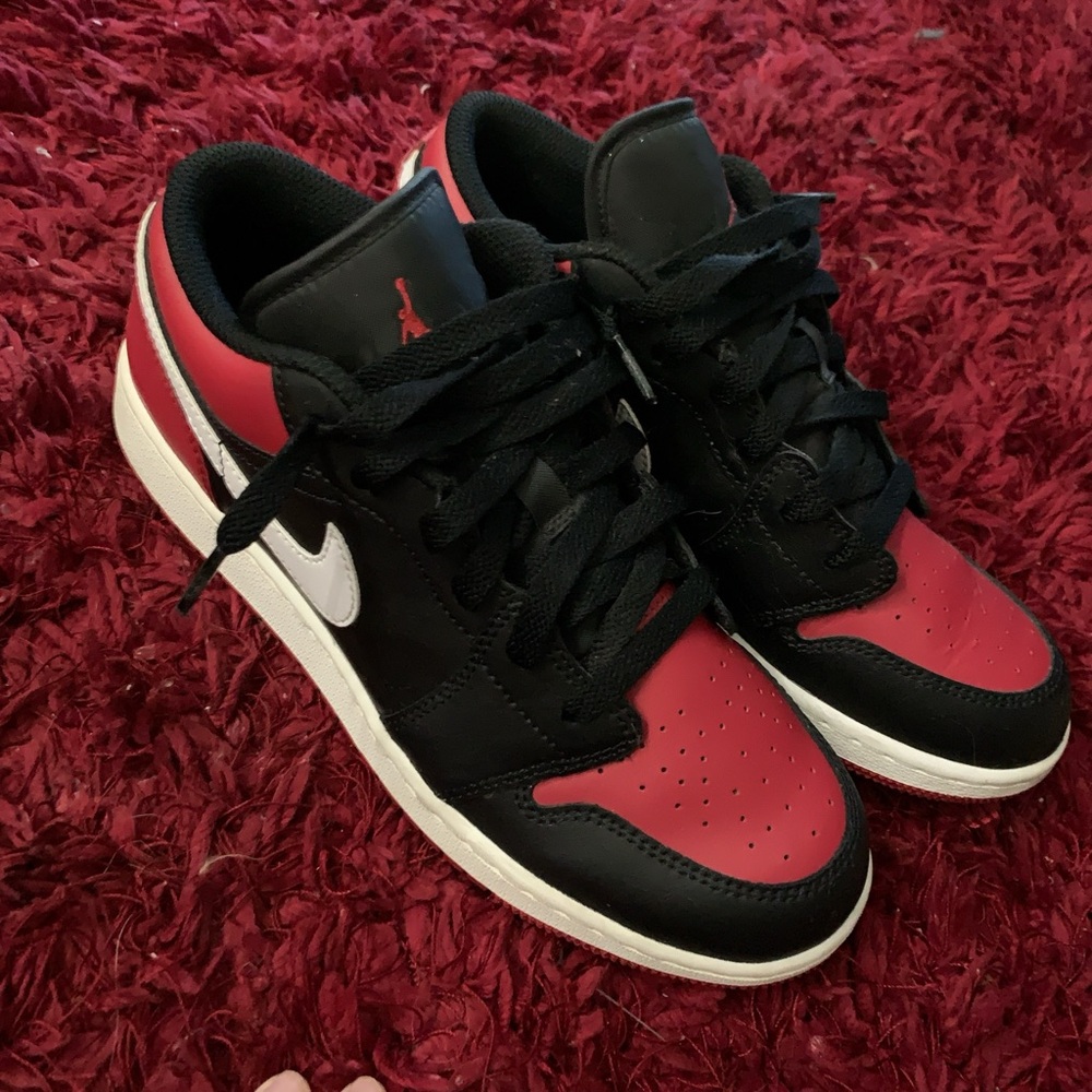 Nike Black and red sneakers